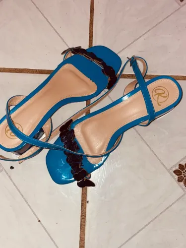 Sandália azul delicada de borboletas ? 