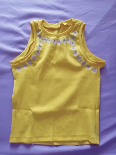 Linda camiseta  bordada,  nova 