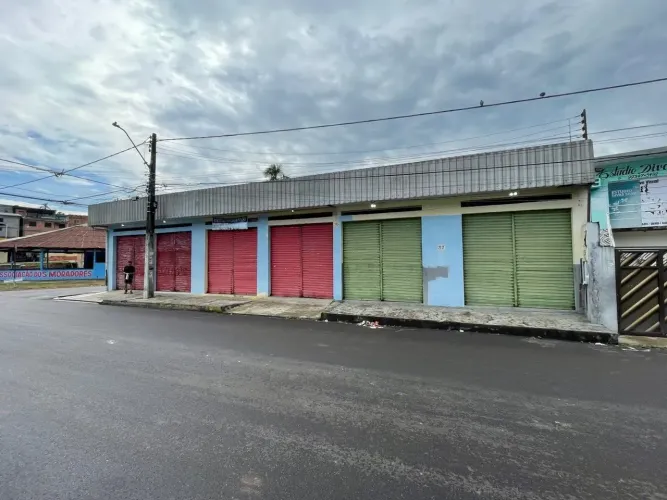 Ponto comercial com 3 lojas - 300 m² - Prox. da avenida das torres