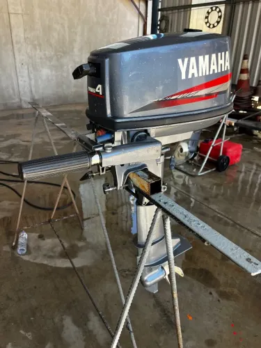 Motor popa Yamaha 4 hp
