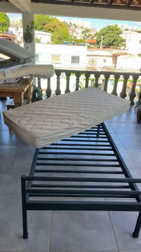 Cama de ferro solteiro feita por serralheiro