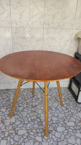 vendo uma mesa redonda com 4 cadeiras de alumínio 