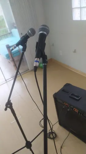 2 Microfones + 2 Pedestais + Caixa de Som