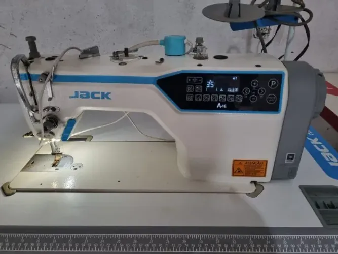 Máquina de costura reta eletrônica Jack A4E