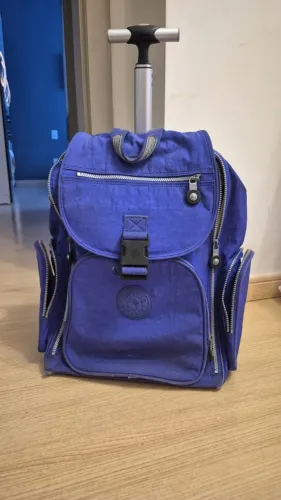 Mochila Original Kipling com rodinhas azul (usada)