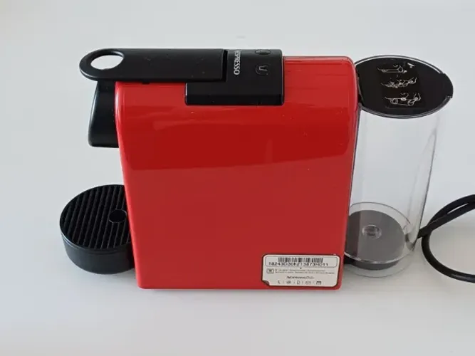 Cafeteira Nespresso Essenza Mini Vermelha