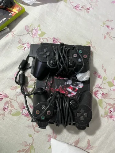 PlayStation 2 funcionando perfeitamente, ideal para quem quer relembrar os clássicos! ?