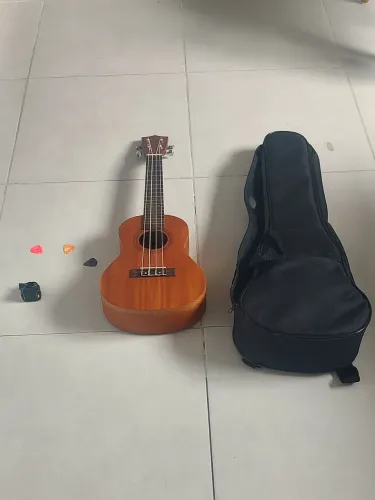 Ukulele com case 3 paletas com cores diferentes mais afinador digital de clipe 