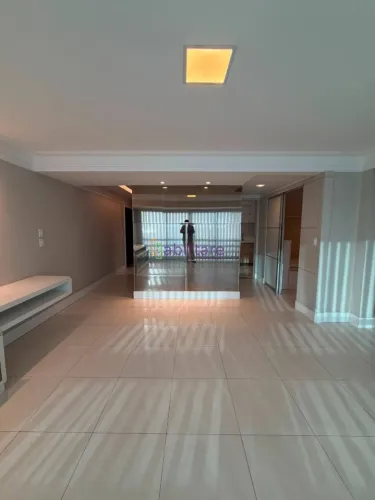 Cobertura de 164m² com 4 quartos no Edifício Luggano moderno e todo reformado.