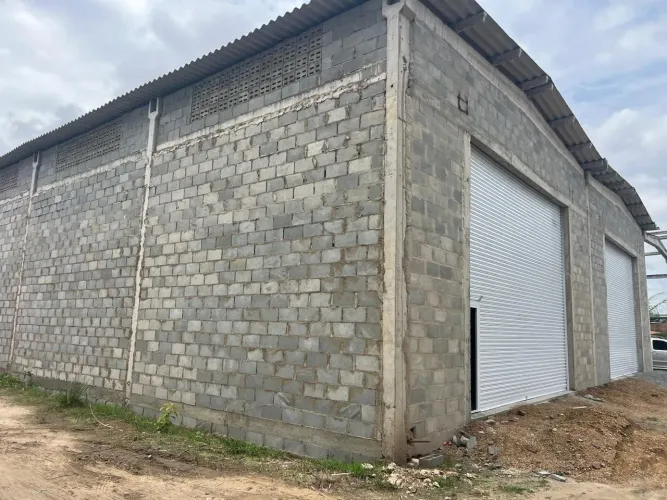 Galpão por trás da via local sentido recife