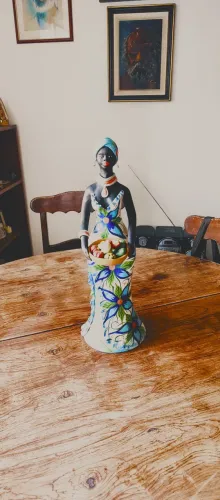 Escultura de mulheres artesanais
