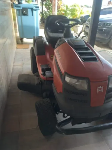 Trator cortador de grama