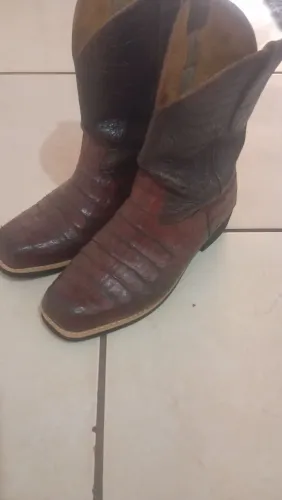 Vendo bota de couro de jacaré