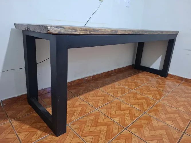 Mesa Madeira (Imbuia), já infernizanda 2m x 0,60cm. Pés em Metalão na chapa 16.