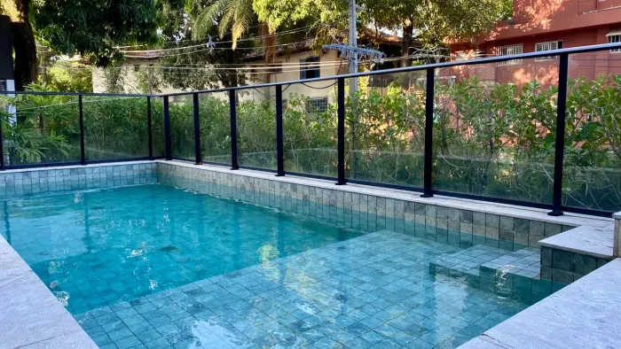 Apartamento com 2 suites, lavabo, banheiro de serviço, armários, 2 vagas, no Horto Florest