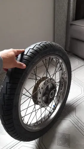 Rodas em ótimo estado tirei porque ganhei outras mas está em perfeito estado muito boa