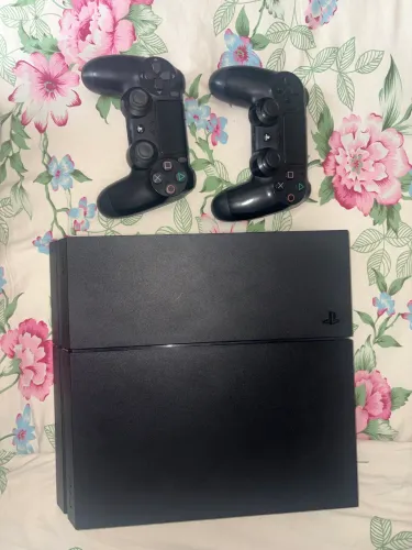 PlayStation 4 500 GB Restaurado + 2 Controles Originais