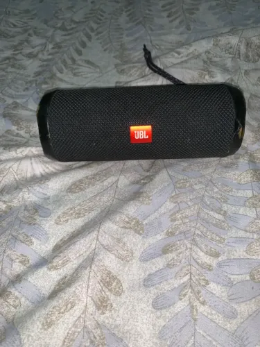 VENDE-SE CAIXINHA JBL FLIP 4 SEMI USADA