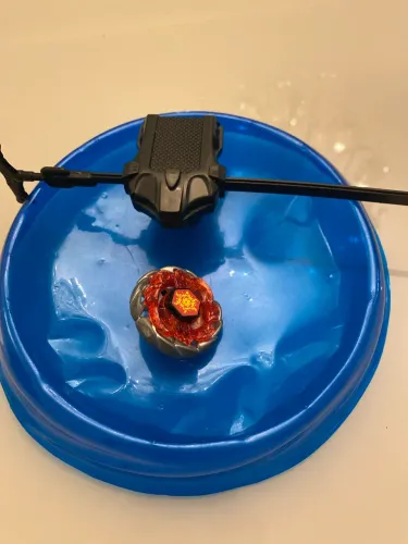 Kit Beyblade 1 Unidade Com Arena E Lançador