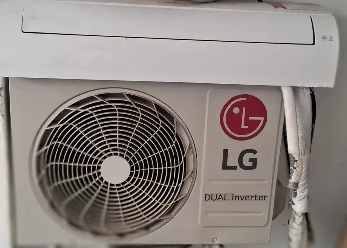 Ar-condicionado LG Dual inverter 12000. Obs.:Apenas ventilando. Não tem controle.