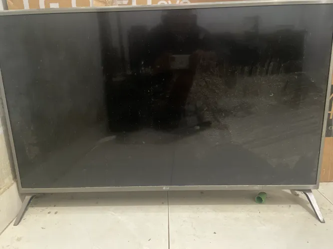 TV LG 4K 43 polegadas com defeito