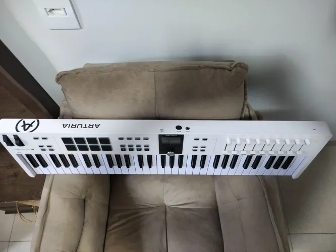 Teclado controlador arturia essential 61 mk3