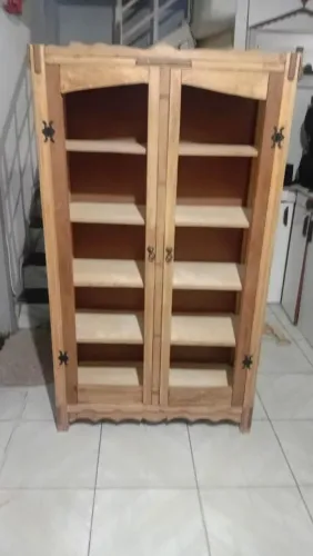 Cristaleira de madeira reciclada