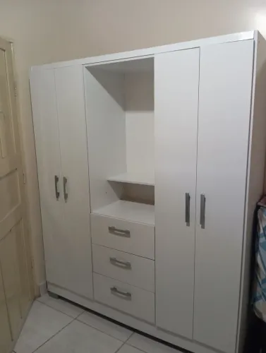 Guarda roupas Semi novo. Branco