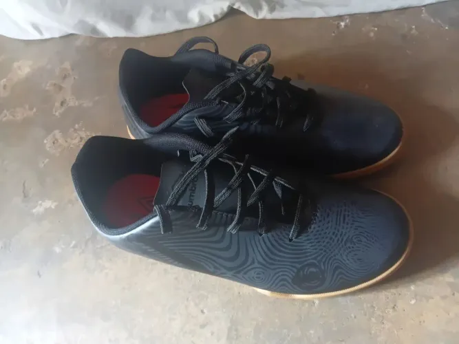 Sapato de futsal TOPPER ( original )- TM: 41 - 60.00 reais - nunca usado