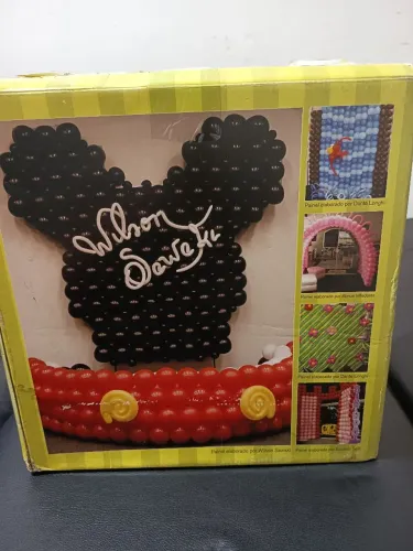 Duas caixas com moldes para balão de aniversário 