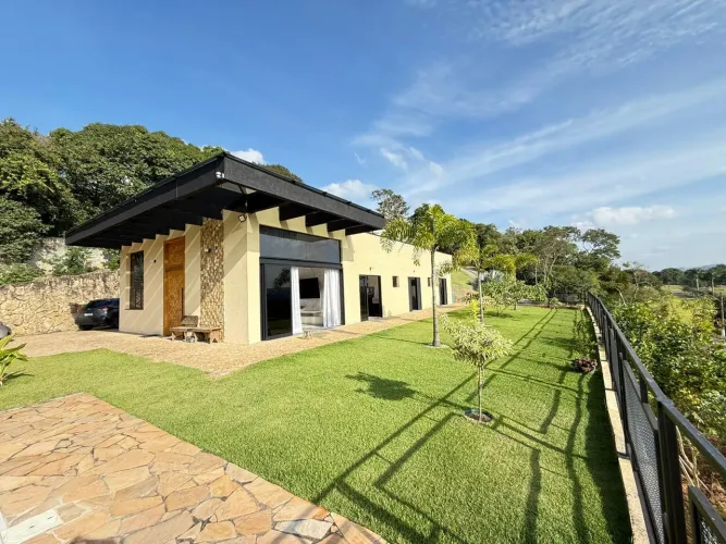 Casa Térrea com Vista Panorâmica e Piscina dentro de Condomínio em Atibaia
