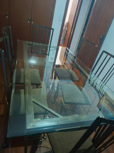 Mesa de vidro e ferro