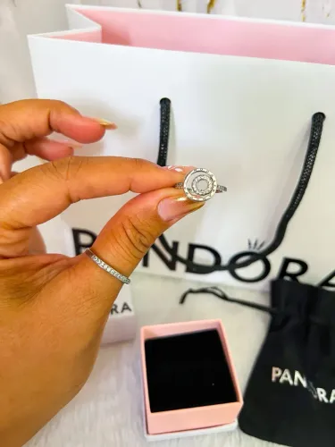 Anel Pandora prata círculo logo pavé 