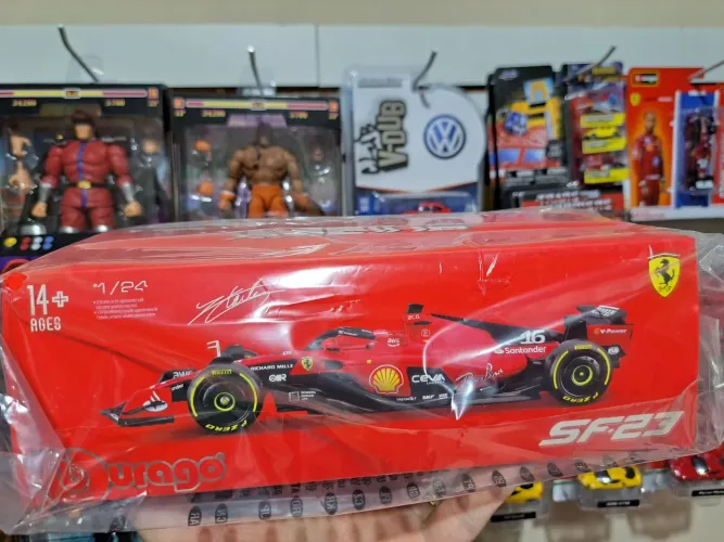 Miniatura 2023 F1 Ferrari SF-23 #16 Com Piloto Leclerc Bburago 1:24 Com Acrílico Lacrado