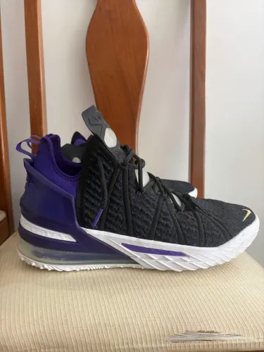 Tênis Lebron 18