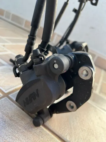 Conjunto pinças de freio dianteiras ninja / z650 (2020 em diante)