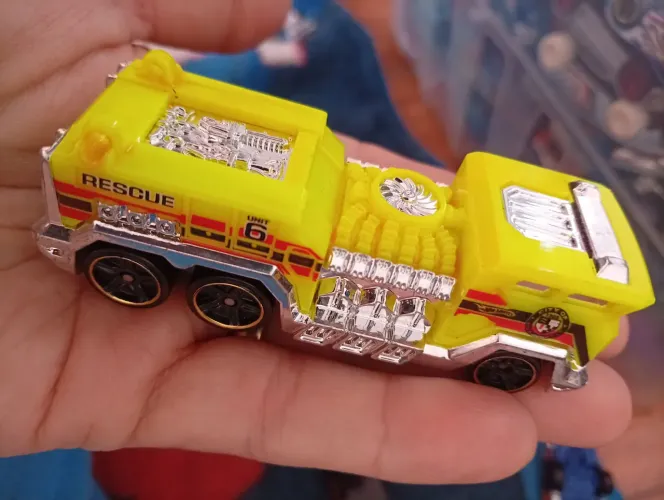 2 Hotwheels 