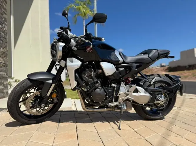 Moto extremamente conservada, com protecao total de pintura e 2 pneus novos.