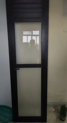 Porta de alumínio com marco e vista.