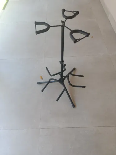 Pedestal triplo para violão 