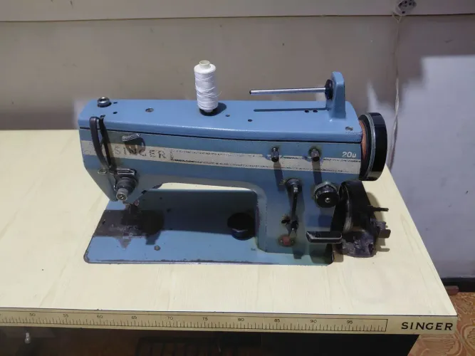 Máquina de Costura Semi-Industrial (Reta e Zig-zag) Modelo Singer 20U