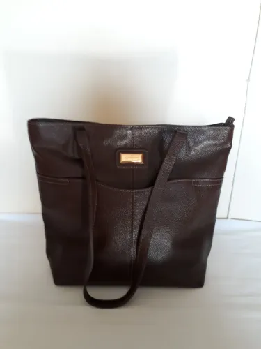 Bolsa feminina de couro toda forrada. Nova, nunca usada. De ombro, espacosa. Na cor café.