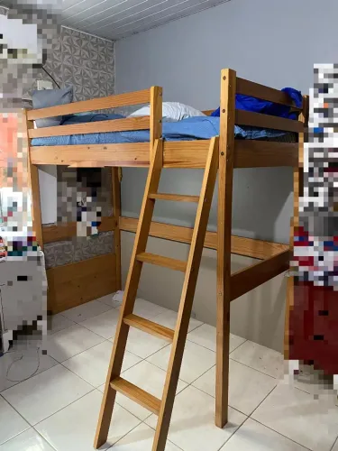 Cama Alta de Madeira Maciça com Colchão Incluso - Ótimo Estado