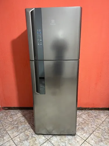 Geladeira Electrolux inox 474 L Frost Free com painel digital