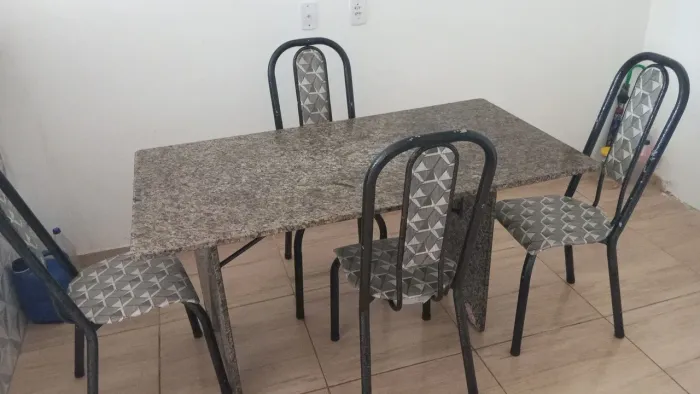 mesa de mármore 6 cadeiras.