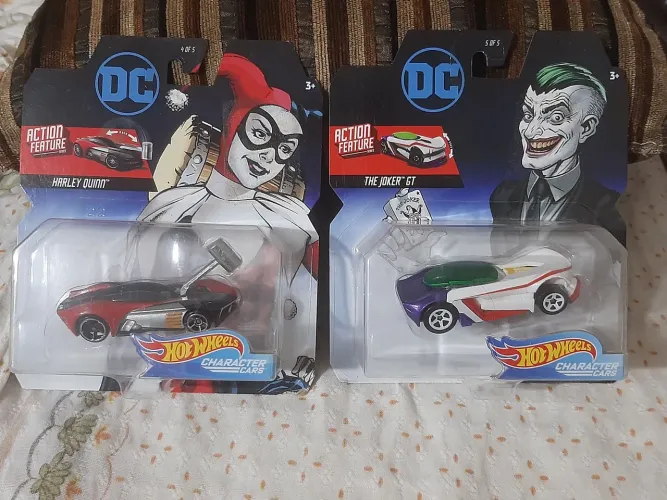 Carrinhos hot wheels characters cars DC COMICS Arlequina e Coringa, LEIA DESCRIÇÃO