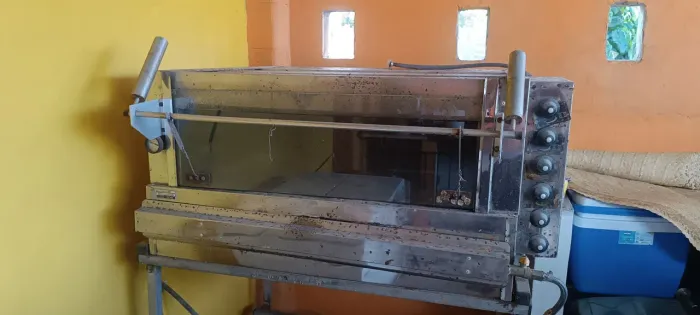 Vendo forno de Pizza capacidade 4 pizzas ao mesmo tempo .
