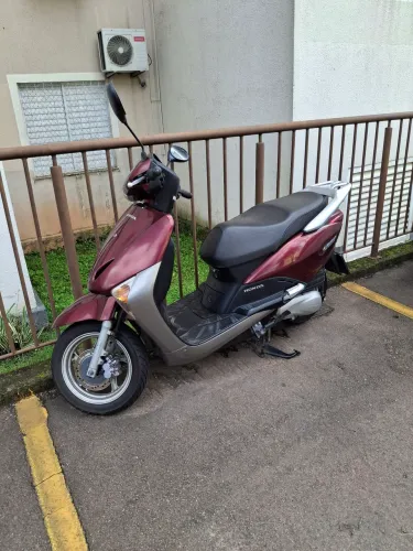 Vendo moto honda Lead 110 ano 2012, em ótimo estado, só pegar e andar R$8.000,00