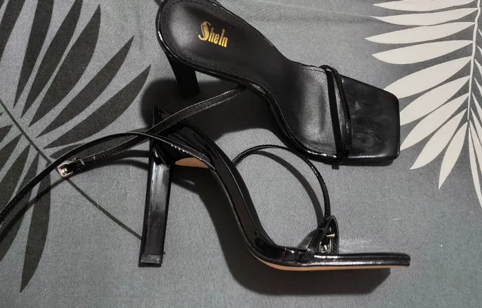 Hauture Salto Alto Agulha com tiras no tornozelo e bico aberto