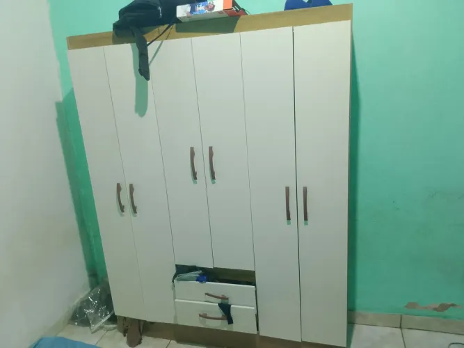 Guarda roupa de solteiro com 6 portas e 9 suporte de uma gaveta quebrada não entrego